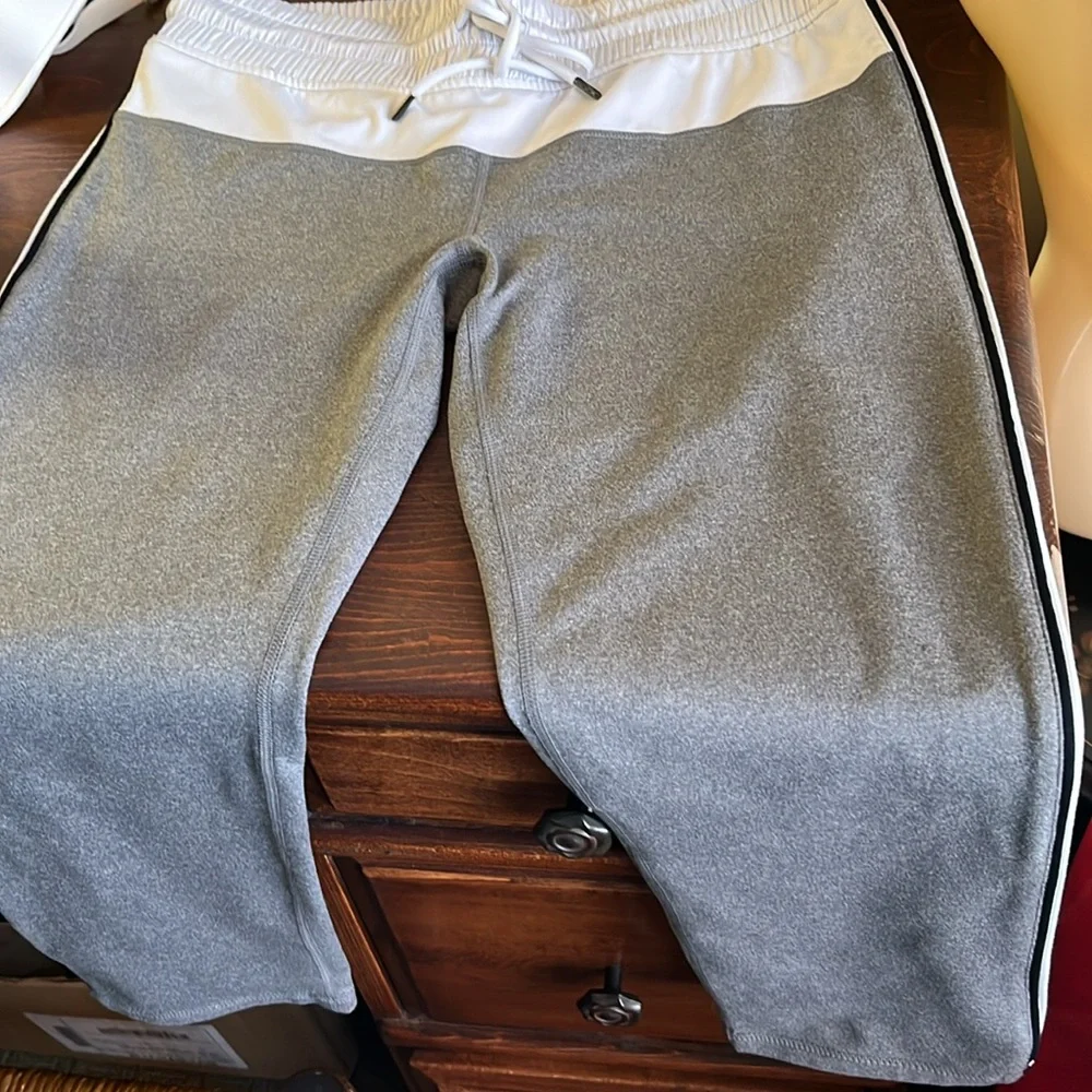 Fabletics Size Medium Crops Excellent Condition - Picture 2 of 6